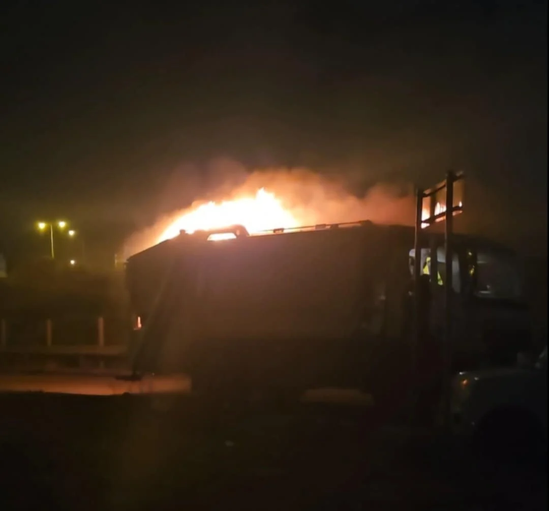 «Λαμπάδιασε» απορριμματοφόρο του Δήμου Φυλής από αναμμένες στάχτες – Σε κίνδυνο εργαζόμενοι της καθαριότητας